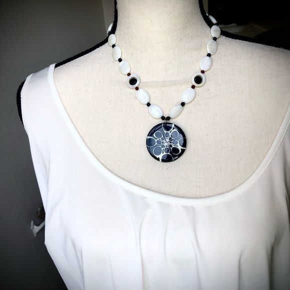 Shell necklace with pendant - Picture 7 of 7